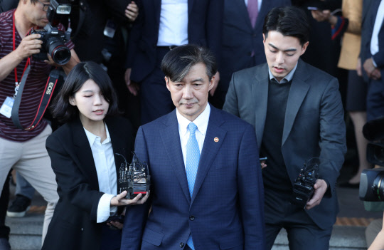 전격적으로 사의를 밝힌 조국 법무부 장관이 14일 과천 법무부 청사를 나오고 있다. 연합뉴스